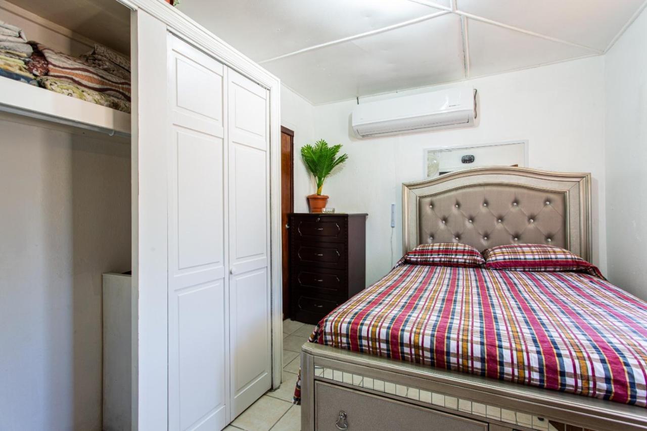 Moonlight Cottage East End Village المظهر الخارجي الصورة