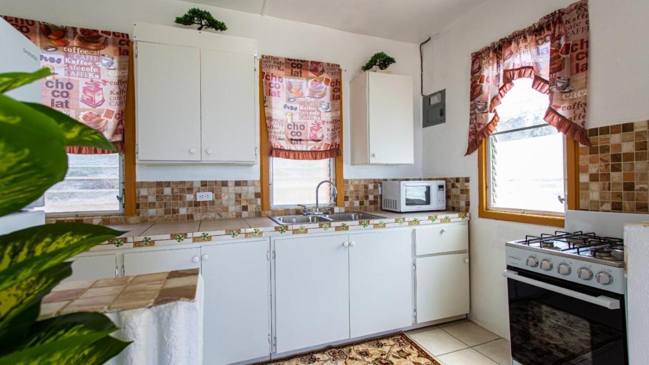 Moonlight Cottage East End Village المظهر الخارجي الصورة