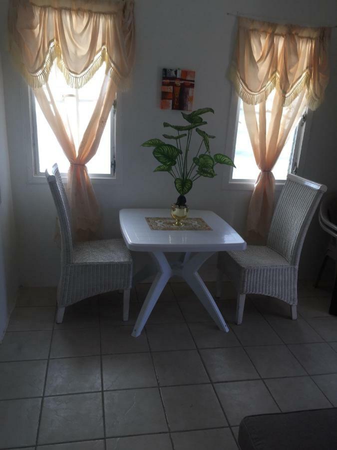 Moonlight Cottage East End Village المظهر الخارجي الصورة