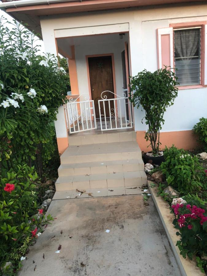Moonlight Cottage East End Village المظهر الخارجي الصورة